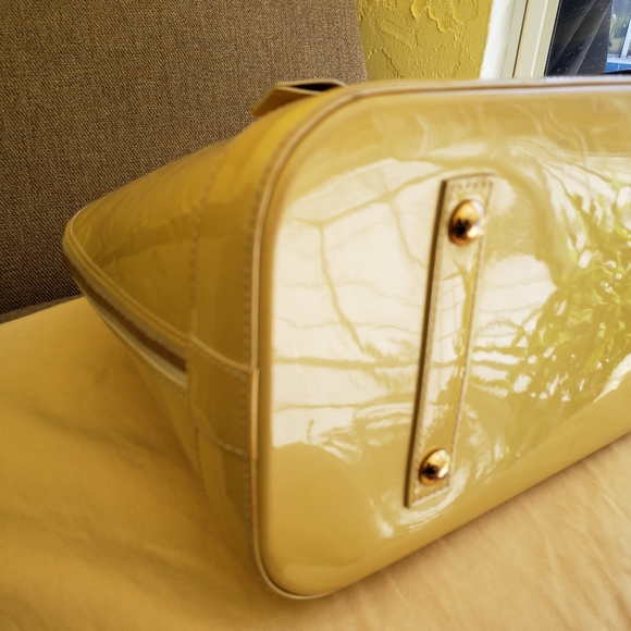 Authentic Louis Vuitton Monogram Alma GM Vernis Leather Handbag - Picture 5 of 15